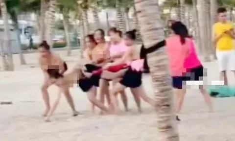 Công an xác minh clip nhóm du khách nữ cởi áo trên bãi biển Hạ Long