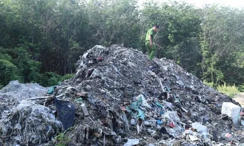 Phát hiện cơ sở sản xuất muối chôn lấp rác thải chưa qua xử lý