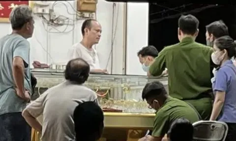 Tạm giữ nam thanh niên đập tủ tiệm vàng rồi lấy tài sản ném ra đường