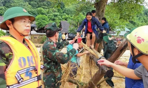 Khẩn cấp làm cầu tạm vượt lũ, tiếp tế lương thực cho người dân bị cô lập