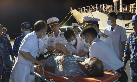 Khánh Hòa: Đưa ngư dân tỉnh Bình Định bị viêm phổi về đến bờ an toàn
