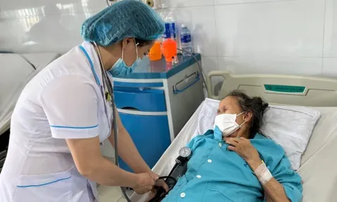 Năm giờ chạy đua cứu sống cụ bà nguy kịch vì phình động mạch chủ bụng