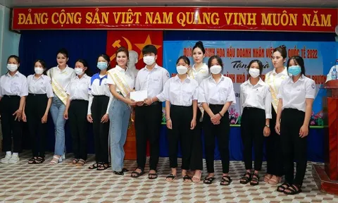 BTC Hoa hậu Doanh nhân Việt Nam Quốc tế tặng 100 phần quà cho học sinh nghèo