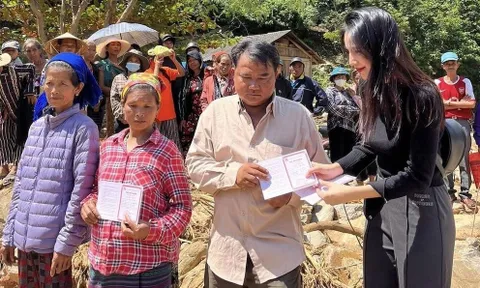 Ca sĩ Thủy Tiên và Hòa Minzy hỗ trợ người dân thiệt hại do lũ quét
