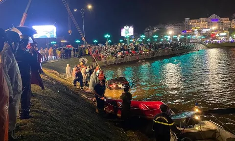 Lâm Đồng: Xe ô tô mất lái lao xuống hồ Xuân Hương, 2 người tử vong