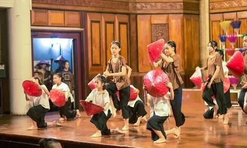 Trưởng nhóm nhảy Big Toe đưa nón lá, quán vỉa hè vào vở đại vũ kịch