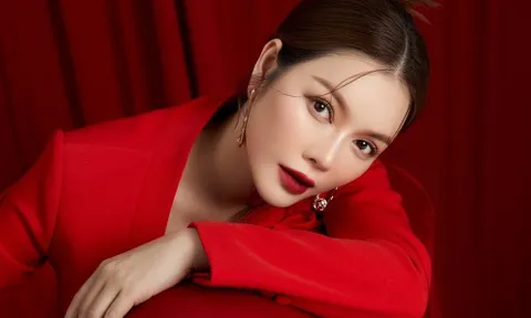 Lý Nhã Kỳ điện đồ phong cách như "nữ tổng tài"
