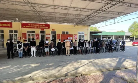 Ngăn chặn nhóm thiếu niên đi xe máy lạng lách, đánh võng loạn phố