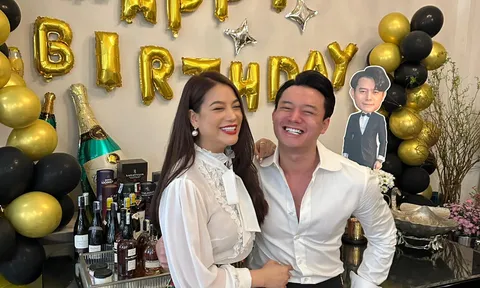 Bạn trai kém 14 tuổi tình tứ bên Trương Ngọc Ánh