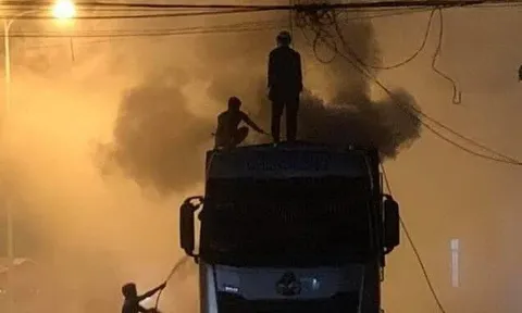 Khánh Hòa: Xe tải chở phế liệu bất ngờ bị hỏa hoạn trên phố