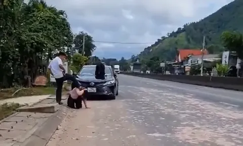Người đàn ông dùng chân đạp vào đầu người phụ nữ trên đường gây phẫn nộ