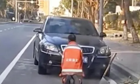 Phẫn nộ cặp vợ chồng bắt nam lao công quỳ xin lỗi vì làm bẩn xe sang