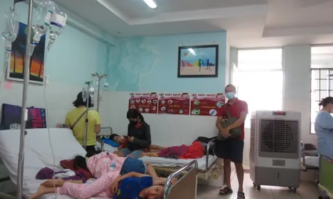 Nhiều học sinh ở Nha Trang nhập viện cấp cứu nghi do ngộ độc thực phẩm