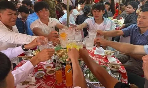 Cộng đồng mạng thích thú với đám cưới "3 không" độc đáo ở Bình Phước