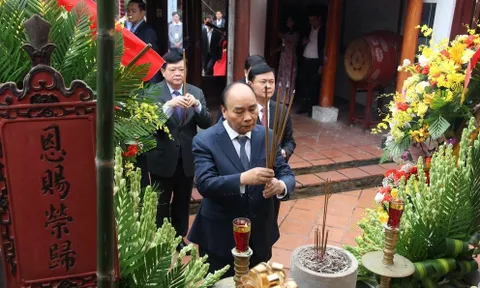 Chủ tịch nước dâng hương tưởng niệm nữ sĩ Hồ Xuân Hương