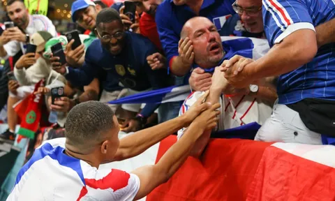 Mbappe có hành động đẹp sau khi sút bóng trúng mặt cổ động viên