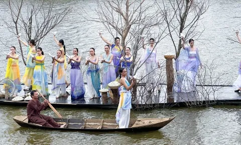 Lâm Đồng: Thời trang lụa trên hồ Xuân Hương cuốn hút du khách