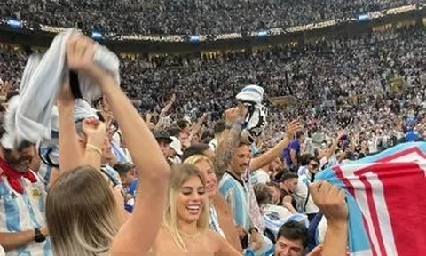 Động thái mới nhất của nữ CĐV Argentina cởi áo ăn mừng trên khán đài