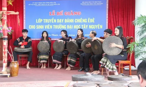 Lớp truyền dạy đánh cồng chiêng, những nét mới mang lại hy vọng
