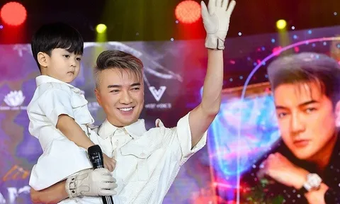 Ca sĩ Đàm Vĩnh Hưng vô tình lộ "nét nhà quê" bên con trai nhỏ