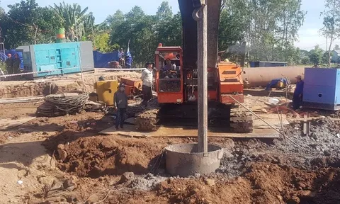 Đã hoàn tất đóng ống thép, nỗ lực rút trụ bê tông đưa bé trai lên mặt đất
