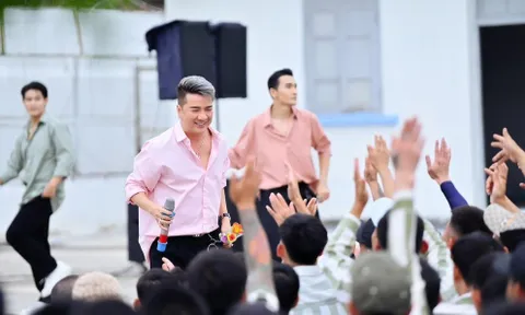 Biểu diễn trong trại giam, Đàm Vĩnh Hưng bất ngờ tái ngộ với phạm nhân đã từng song ca