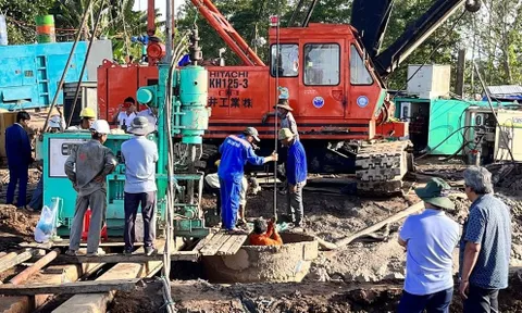 Đưa thiết bị từ Bà Rịa - Vũng Tàu đến cứu hộ bé trai lọt vào trụ bê tông