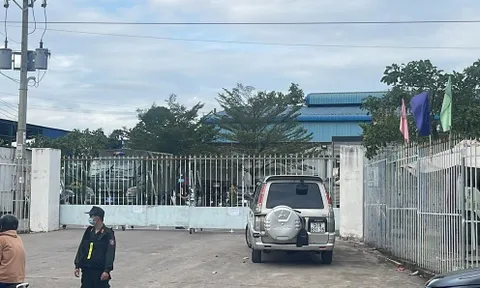 Công an đang khám xét một trung tâm đăng kiểm tại Đồng Nai