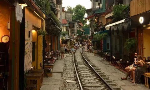 Du khách nước ngoài hào hứng quay trở lại check-in phố đường tàu