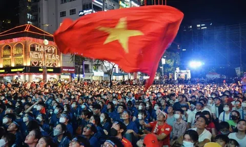 CĐV “cháy hết mình” cổ vũ trận bán kết SEA Games Việt Nam – Malaysia