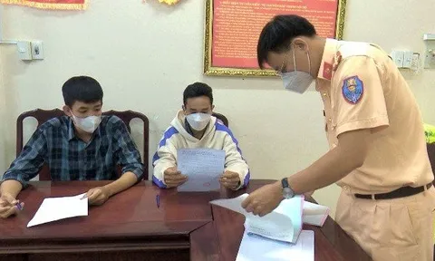 Nẹt pô, bốc đầu xe, 2 thanh niên bị phạt 14 triệu đồng