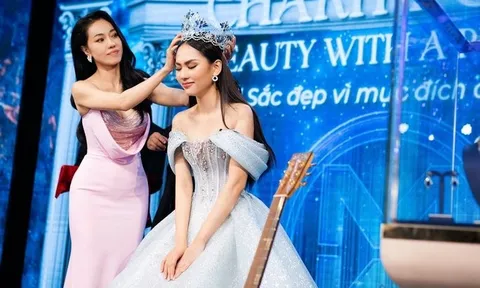 Hoa hậu Mai Phương được nhà hảo tâm giấu mặt tặng vương miện