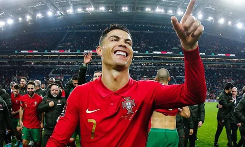 Lịch sử vẫy gọi, Ronaldo tiết lộ về ĐT Bồ Đào Nha khiết tất cả vỡ òa