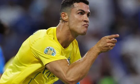 Ronaldo chỉ thẳng mặt trọng tài, 'tác động vật lý' tưởng ngay trên sân