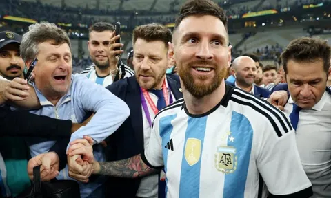 HLV Argentina tuyên bố về tương lai 'điên rồ' của Lionel Messi
