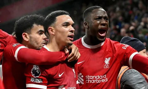 Vì sao Arnold không được tính bàn thắng dù sút phạt vào lưới Fulham?