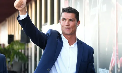 Tin chuyển nhượng tối 13/12: Ronaldo được mời tái xuất châu Âu, lộ thời điểm Ten Hag rời MU