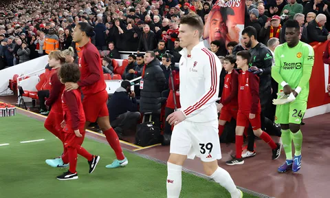 CĐV Liverpool có hành động xấu xí với MU