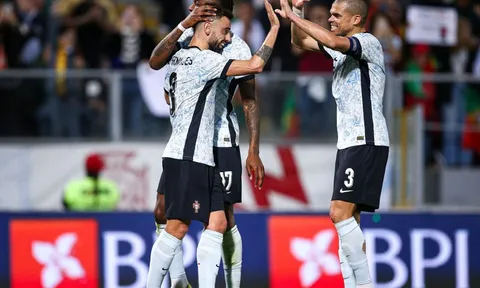 Vì sao Bruno Fernandes phải đá đủ 90 phút ở trận Bồ Đào Nha thắng Thụy Điển?