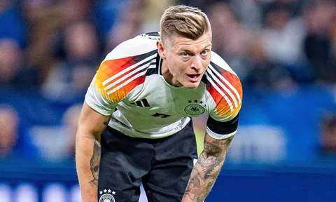 Kroos vào bóng quyết liệt khiến đàn em ở Real Madrid nằm sân đau đớn