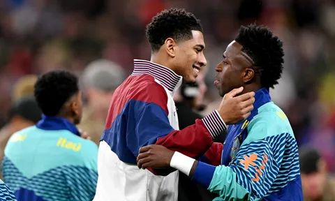 Vinicius nhờ Bellingham xin áo đấu của sao Arsenal sau trận gặp tuyển Anh