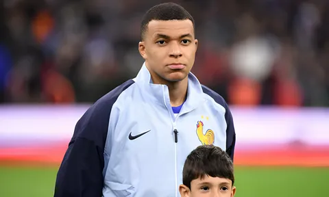Mbappe nhận 'cơn mưa gạch đá' ngay tại Pháp
