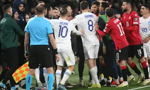 Ẩu đả trong trận play-off Euro 2024, HLV và cầu thủ 'ăn' luôn thẻ đỏ