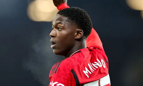 Vẽ siêu phẩm cầu vồng vào lưới Liverpool, Kobbie Mainoo tạo nên dấu ấn lịch sử