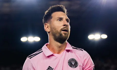 Lionel Messi cân bằng kỷ lục của huyền thoại vĩ đại nhất