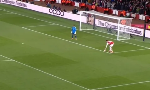 Arsenal thoát tình huống phạt đền mười mươi