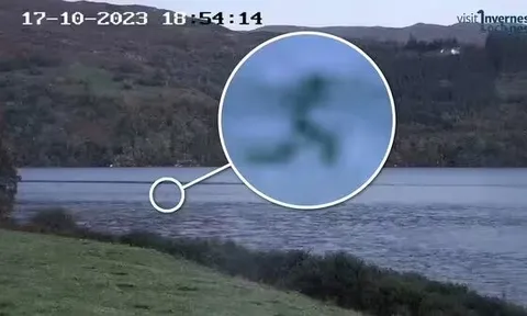 Thợ săn quái vật hồ Loch Ness choáng váng khi thấy 'đầu và cổ' nổi lên từ nước