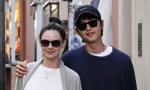 Song Joong Ki diện mạo hốc hác, cùng vợ bầu đi dạo trên đường phố Rome