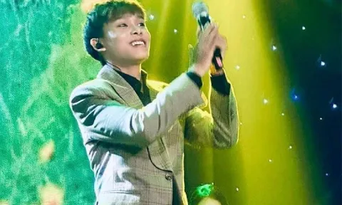 Hồ Văn Cường khiến khán giả ứa nước mắt với hành động trên sân khấu