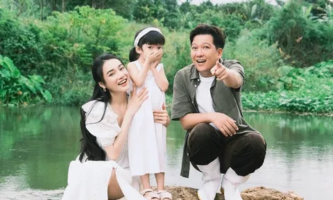 Vừa công khai diện mạo con gái, Trường Giang lại tung ảnh cực 'độc' của gia đình
